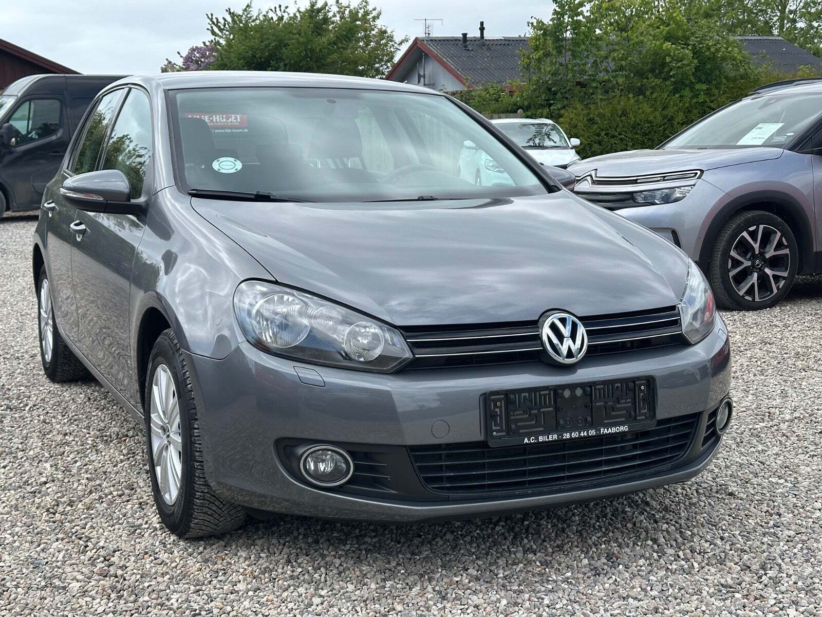 Sort VW Golf VI fra 2012 set udefra