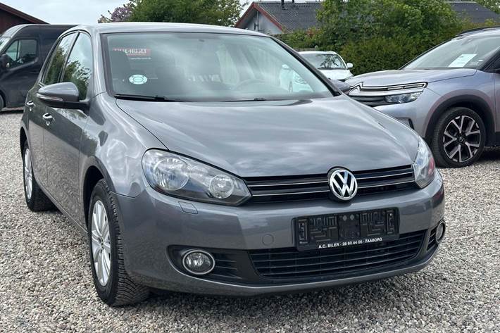 Sort VW Golf VI fra 2012 set udefra