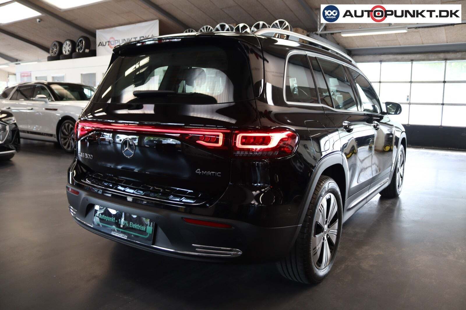 Sort Mercedes EQB300 fra 2023