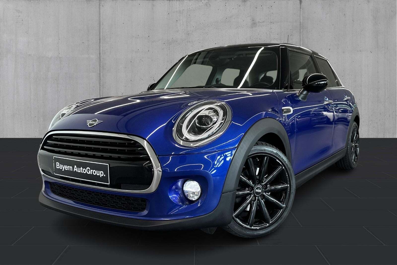 Blå Mini Cooper fra 2019 set udefra