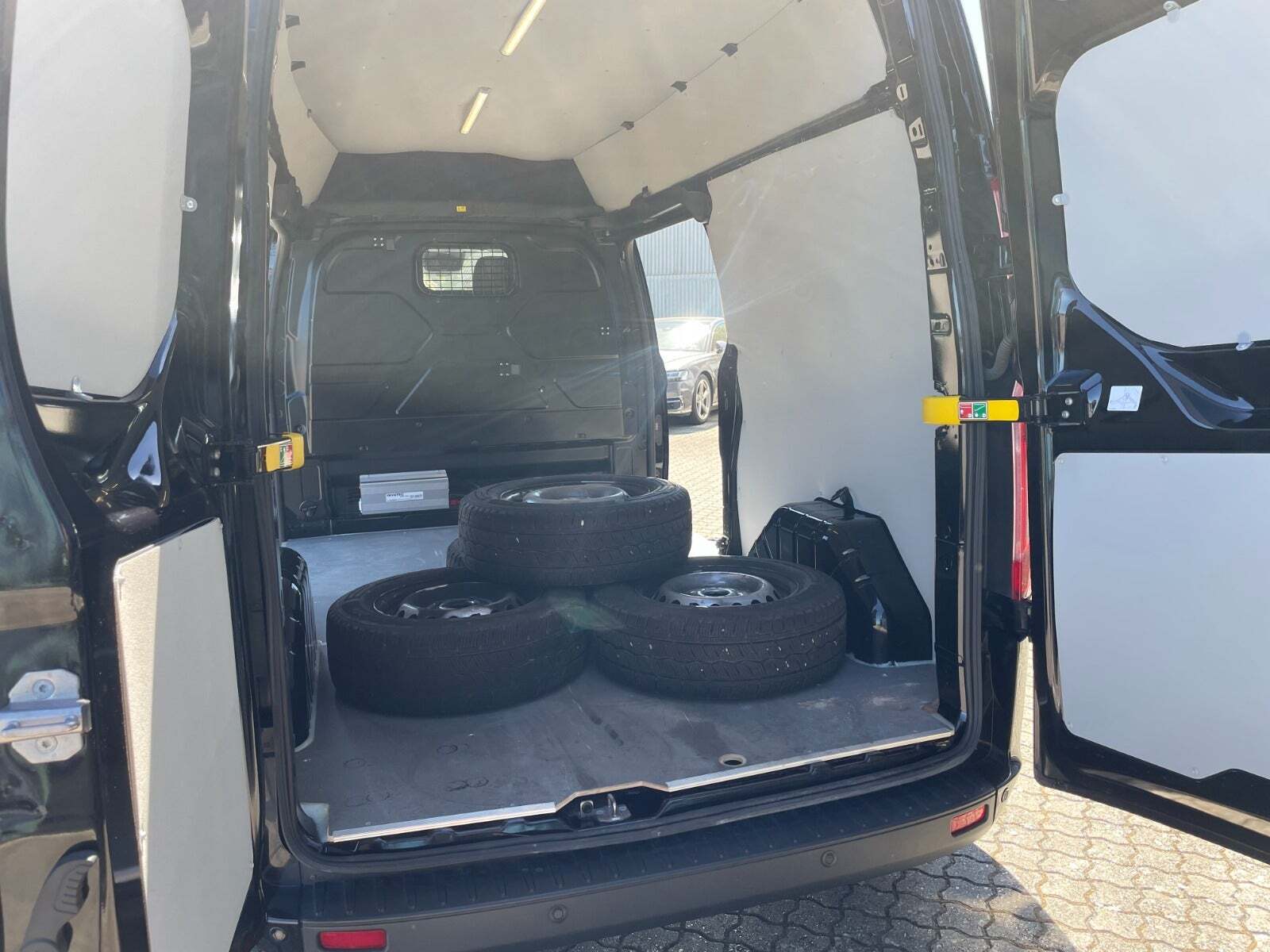 Sort Ford Transit Custom 340L fra 2023