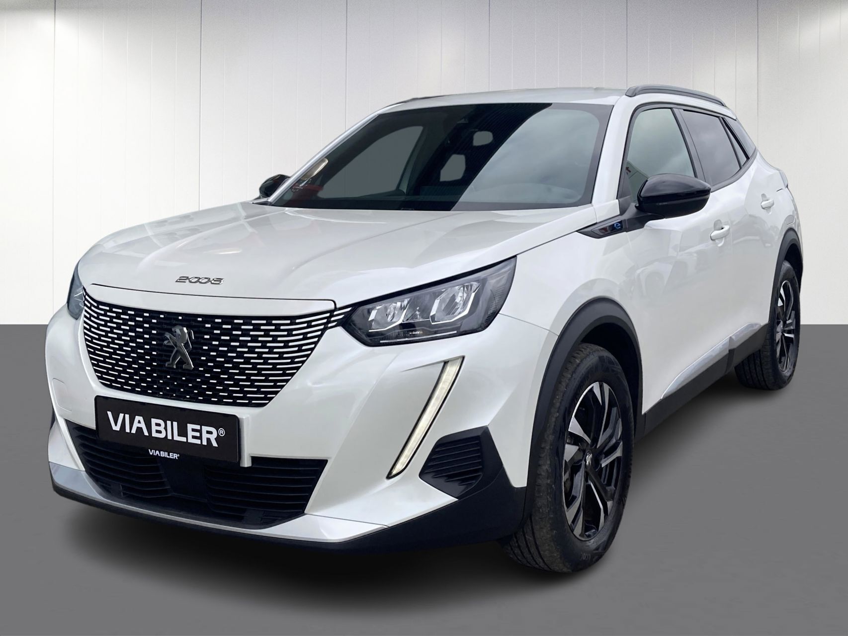 Hvid Peugeot e-2008 fra 2023 set udefra