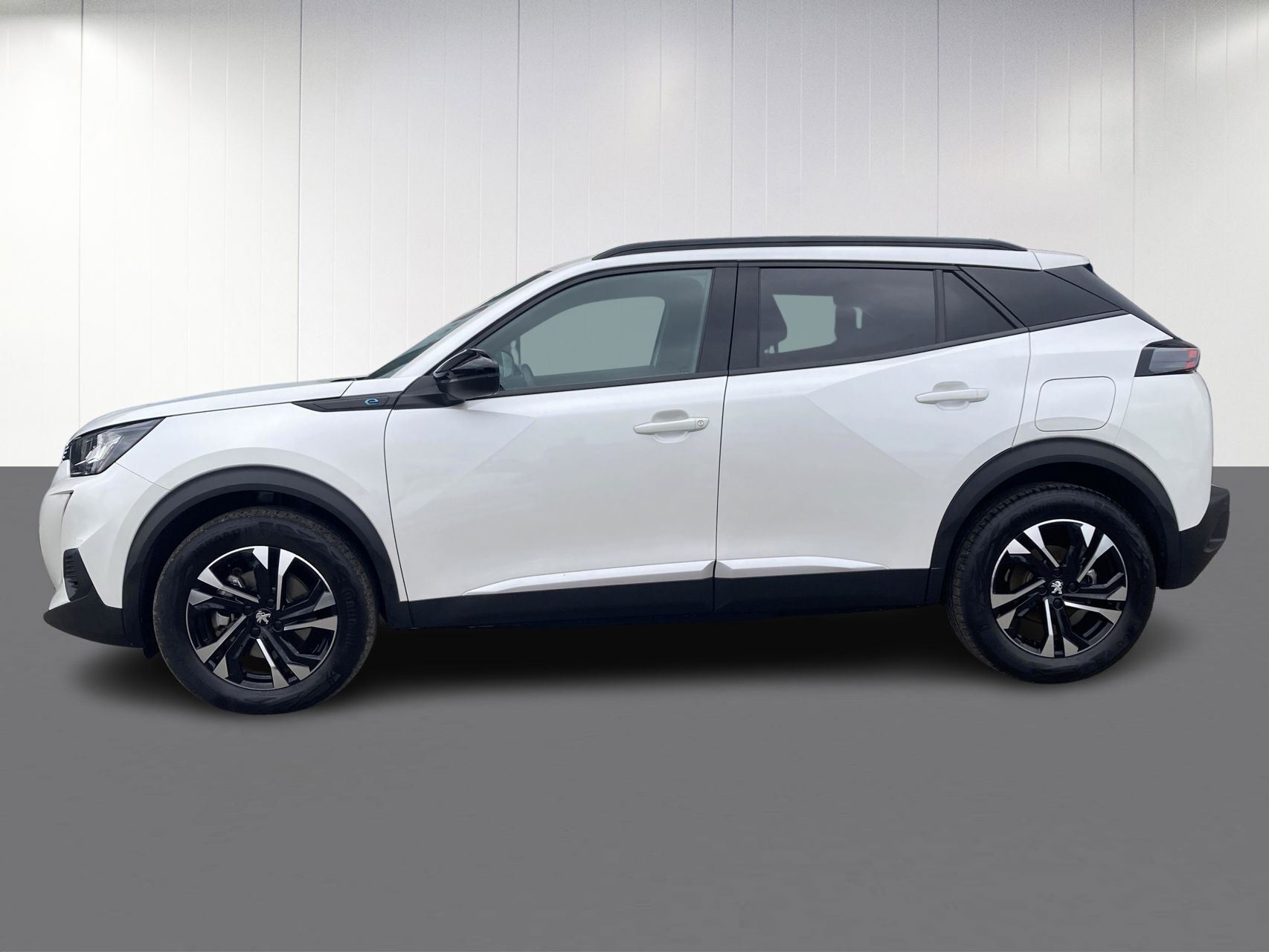 Hvid Peugeot e-2008 fra 2023