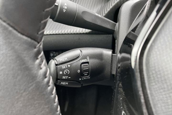 Hvid Peugeot e-2008 fra 2023