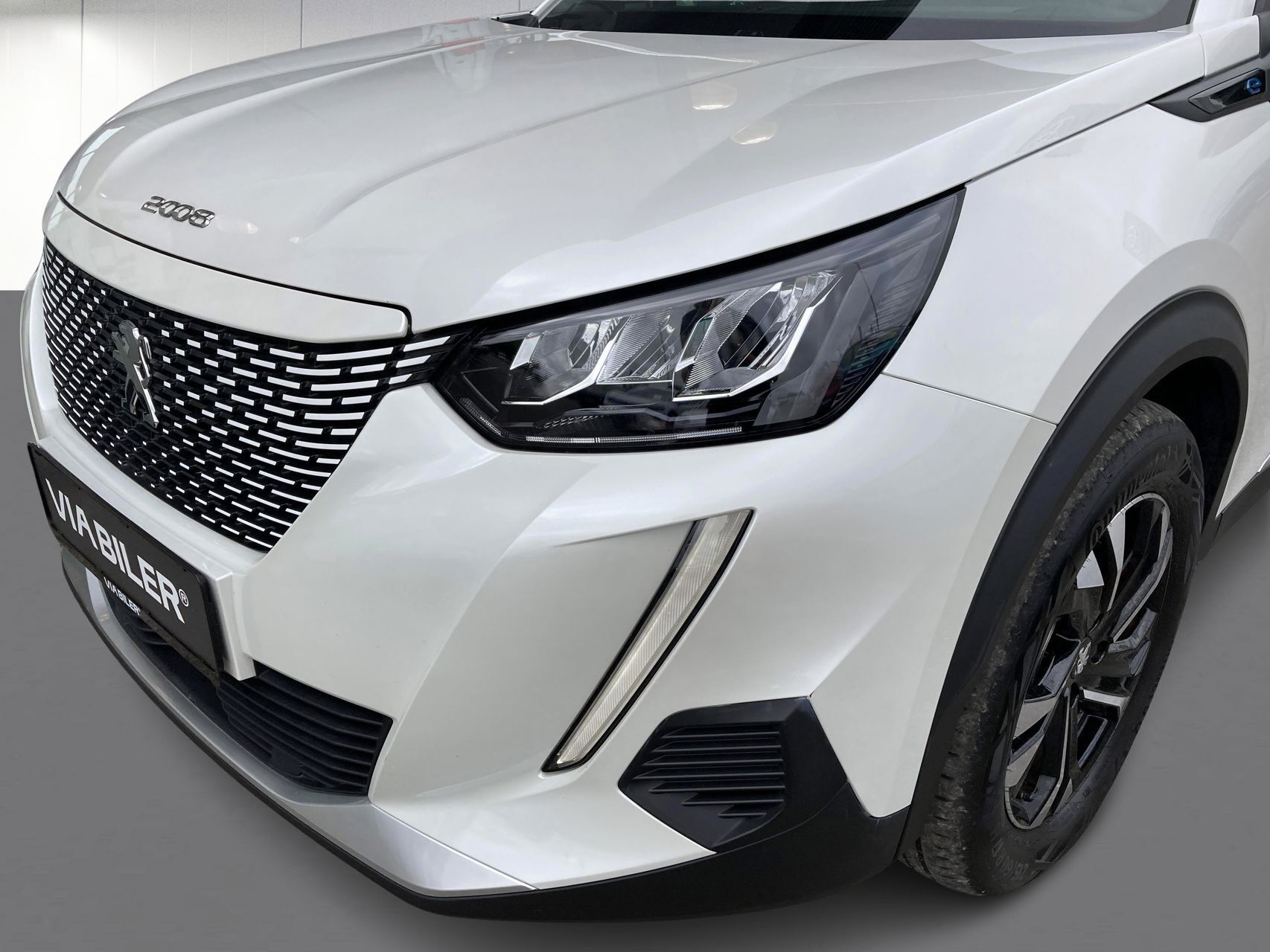 Hvid Peugeot e-2008 fra 2023