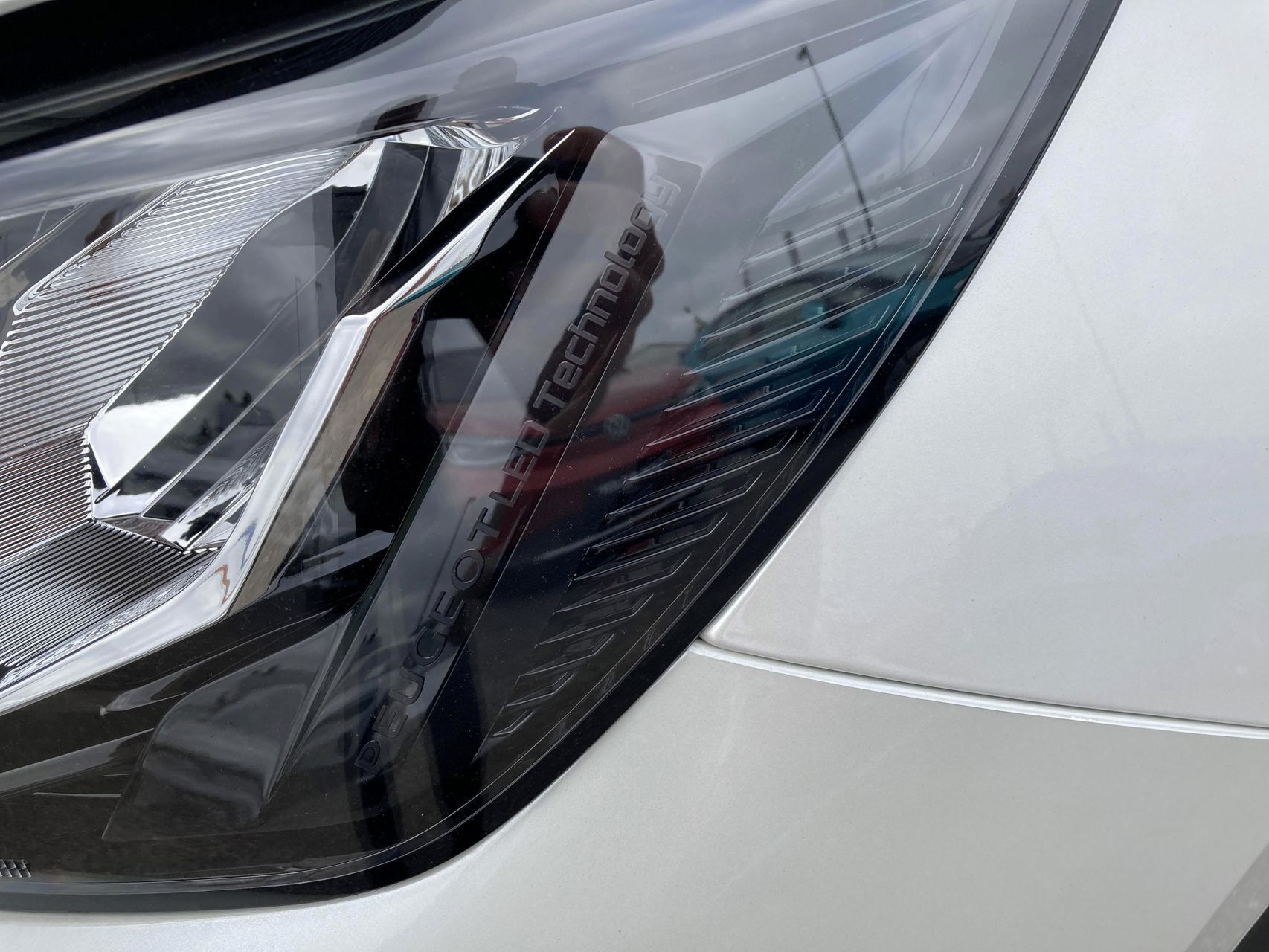 Hvid Peugeot e-2008 fra 2023