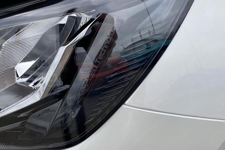 Hvid Peugeot e-2008 fra 2023