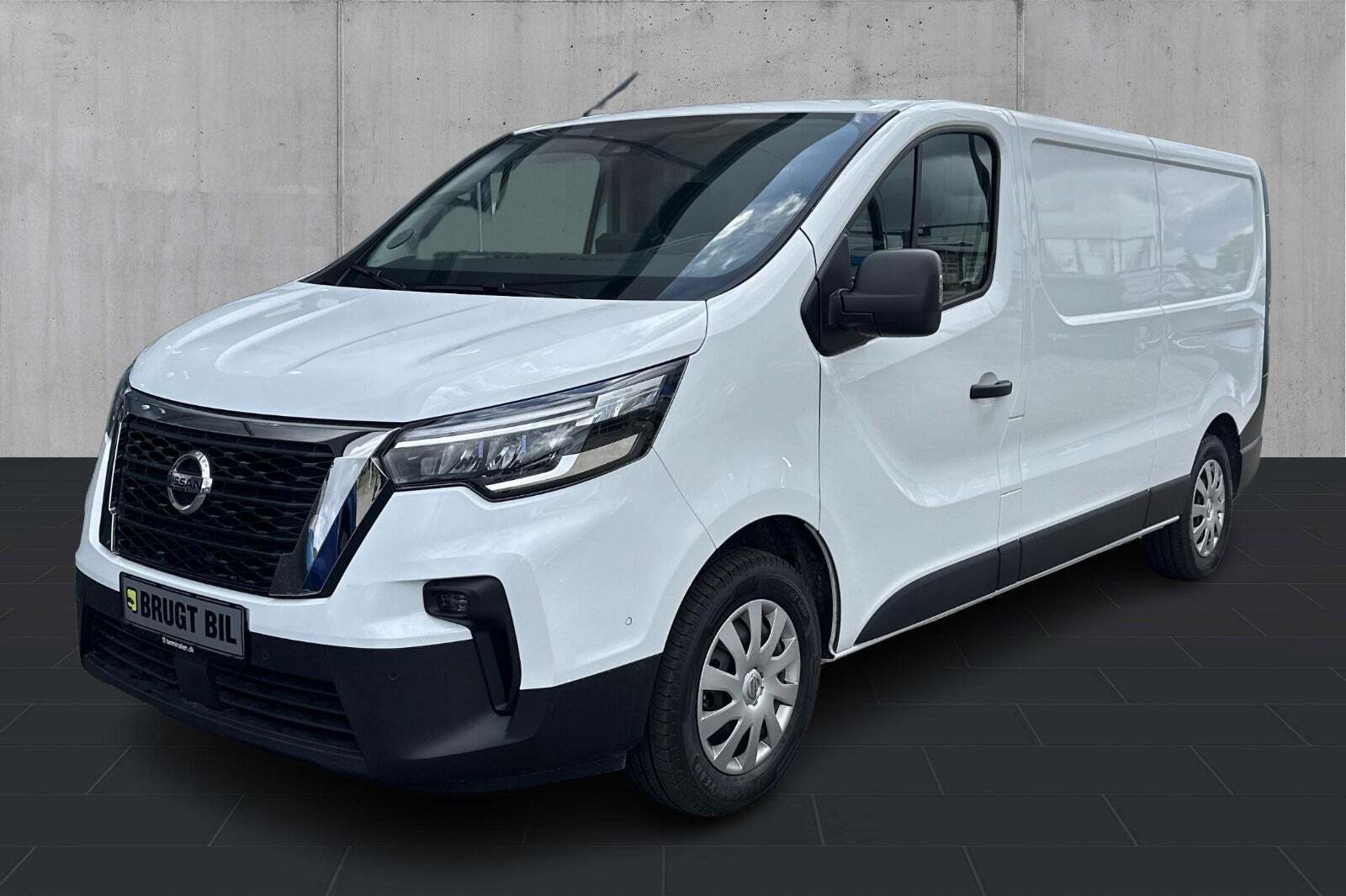 Hvid Nissan Primastar fra 2024 set udefra