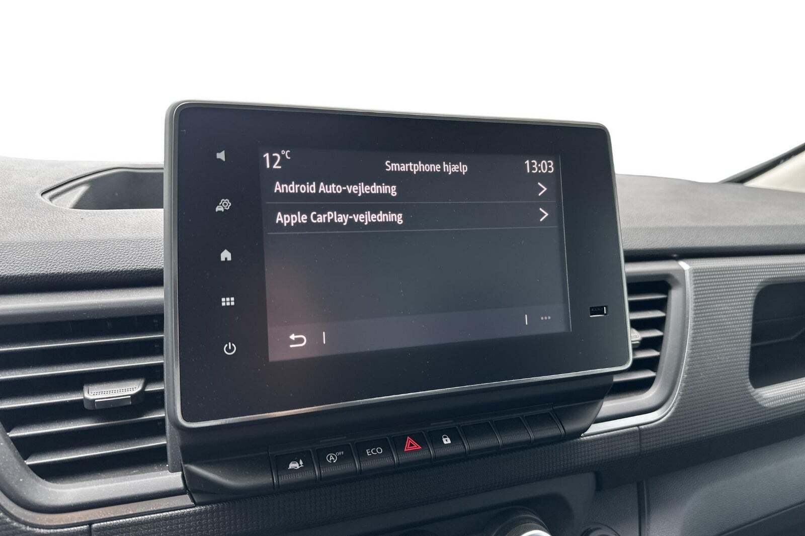 Hvid Nissan Primastar fra 2024