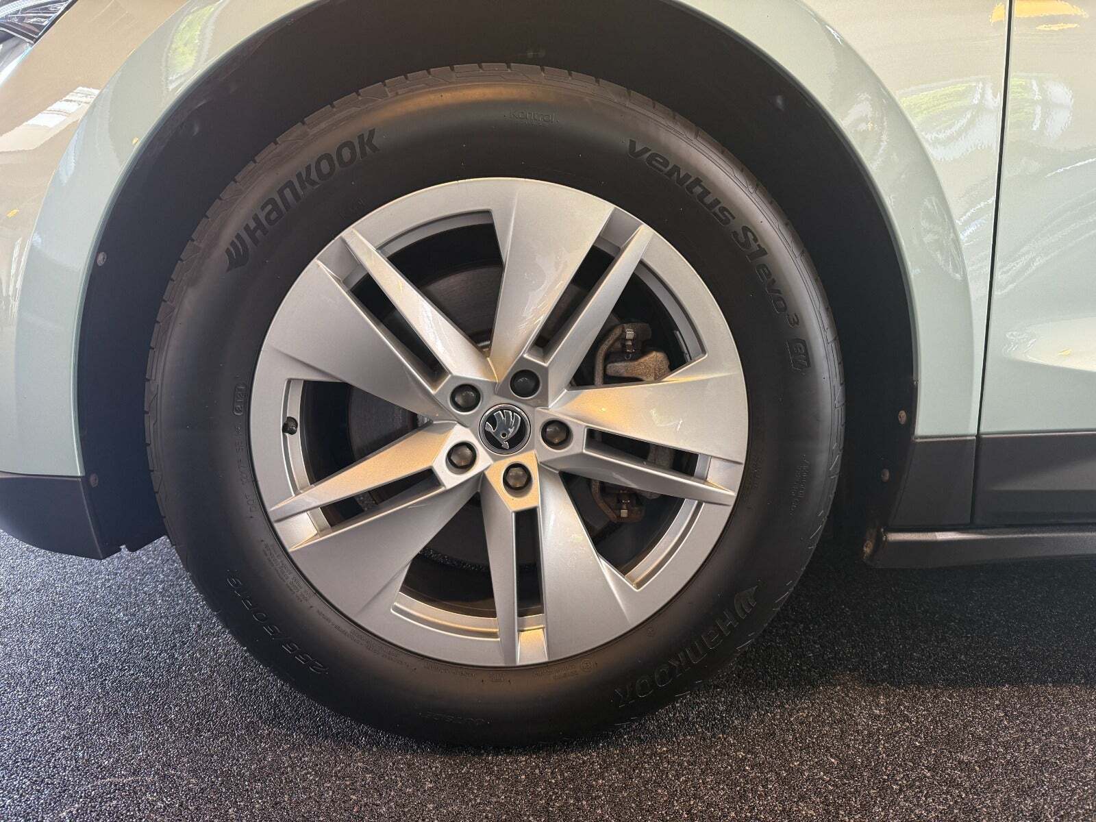 Blå Skoda Enyaq fra 2021