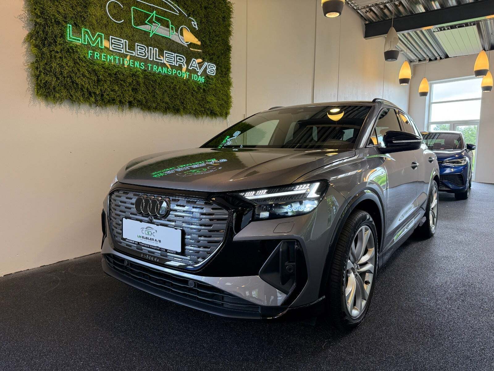 Grå Audi Q4 e-tron fra 2022 set udefra