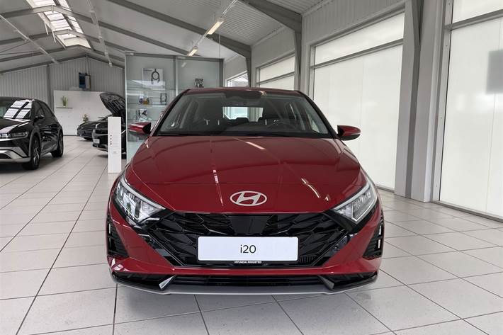 Rød Hyundai i20 fra 2024