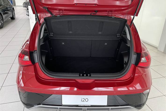 Rød Hyundai i20 fra 2024