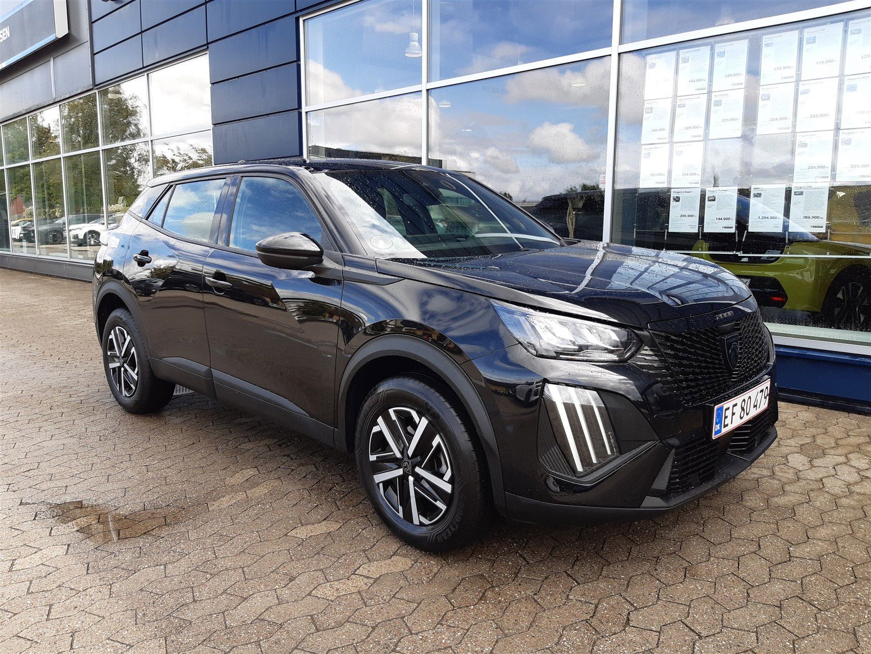 Sort Peugeot 2008 fra 2024 set udefra