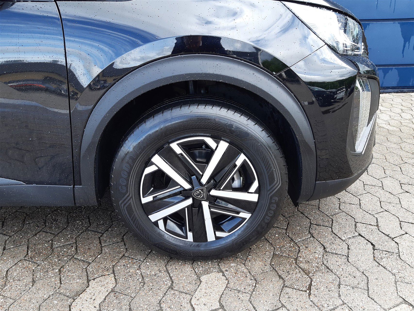 Sort Peugeot 2008 fra 2024