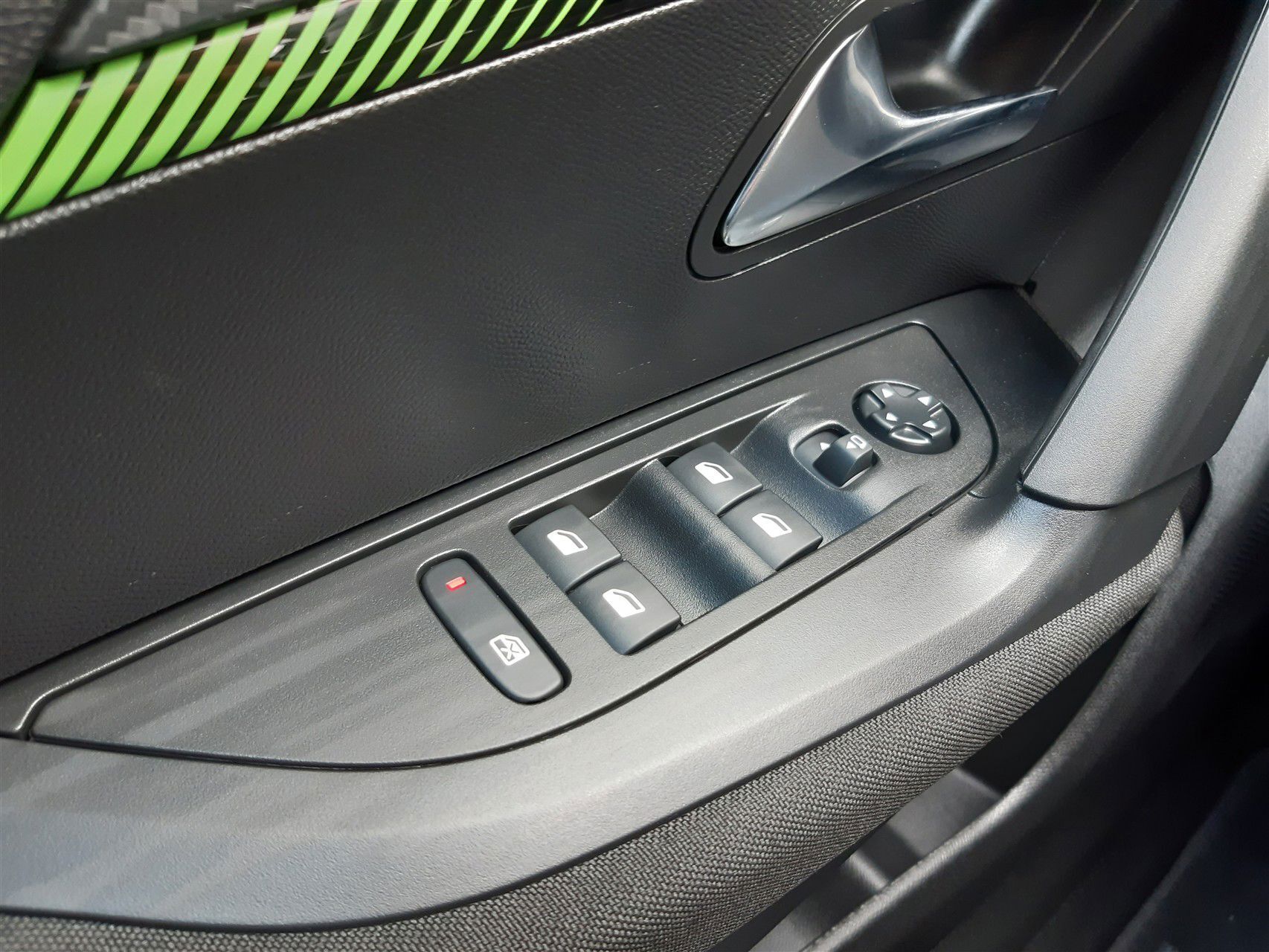 Sort Peugeot 2008 fra 2024