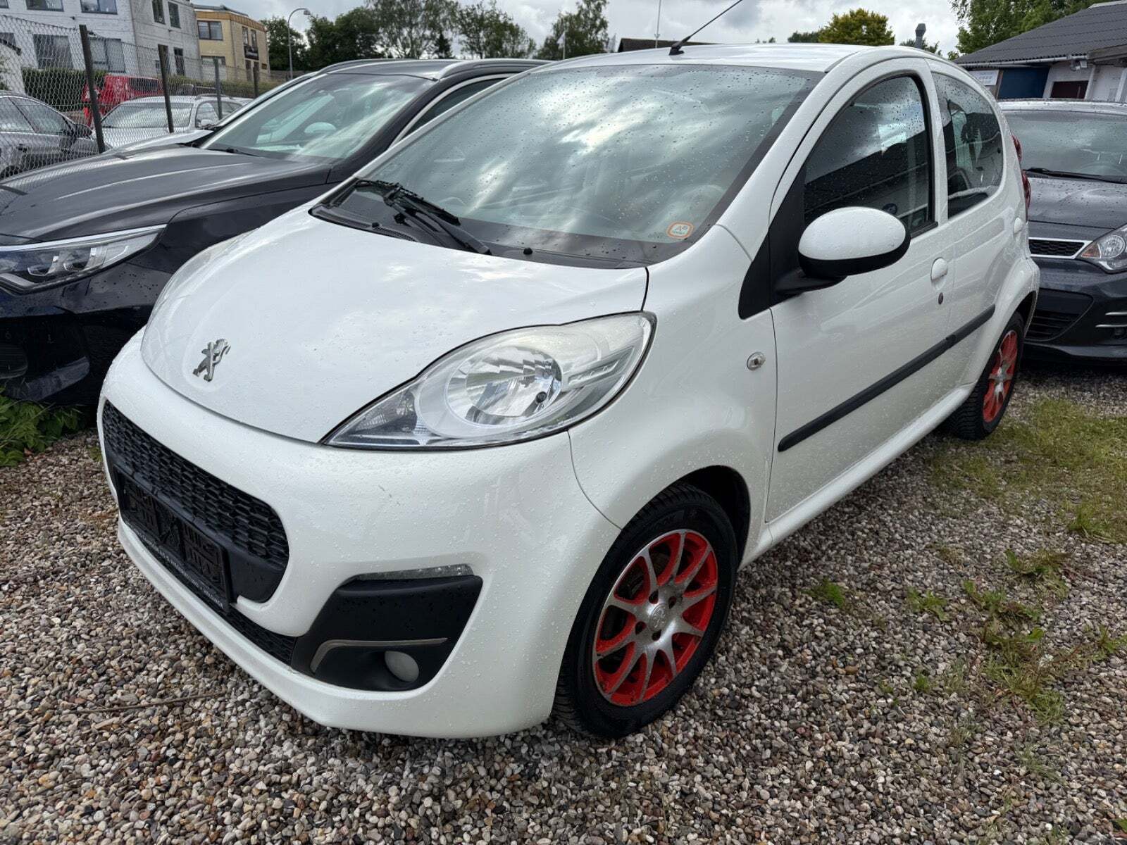 Hvid Peugeot 107 fra 2012 set udefra