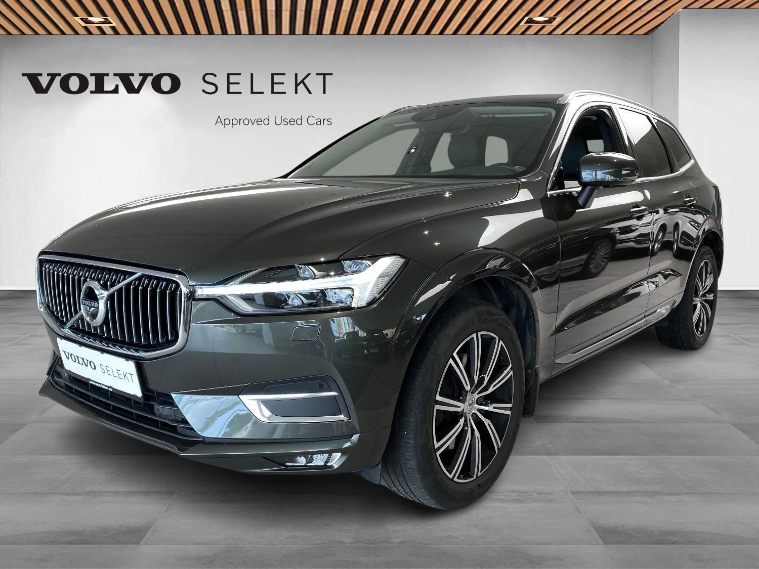 Grå Volvo XC60 fra 2019 set udefra