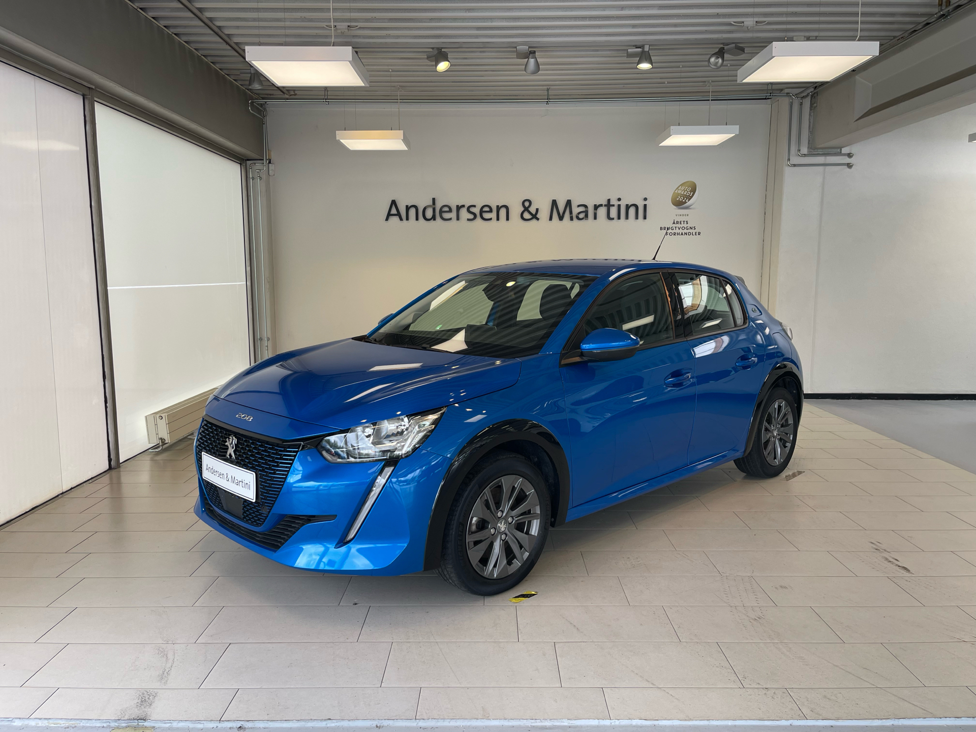 Blå Peugeot e-208 fra 2020 set udefra