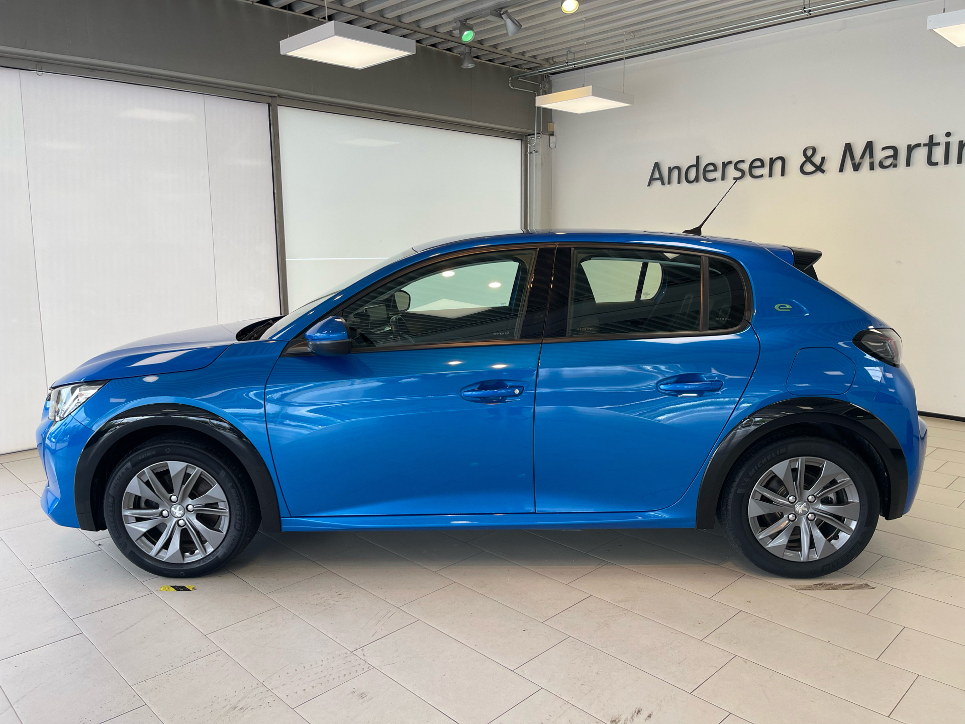 Blå Peugeot e-208 fra 2020