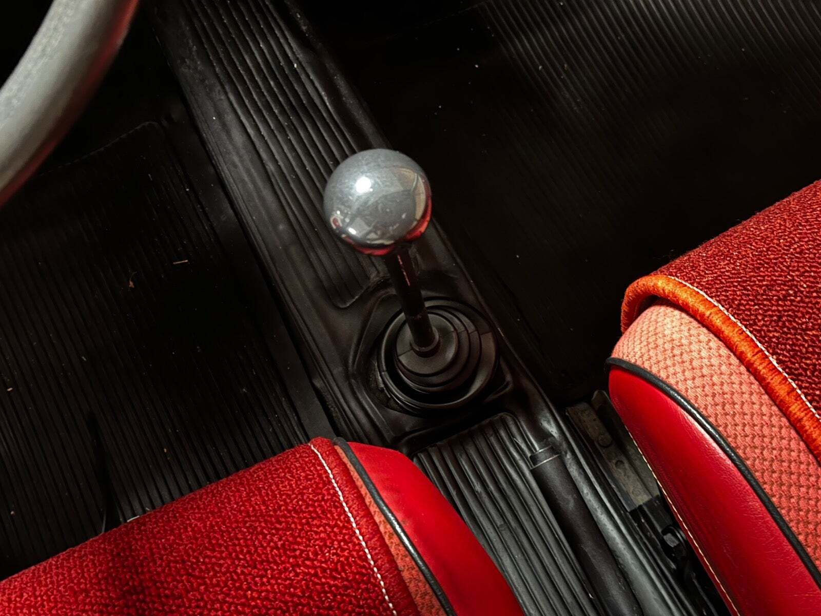 Hvid Fiat 850 fra 1968 set indefra