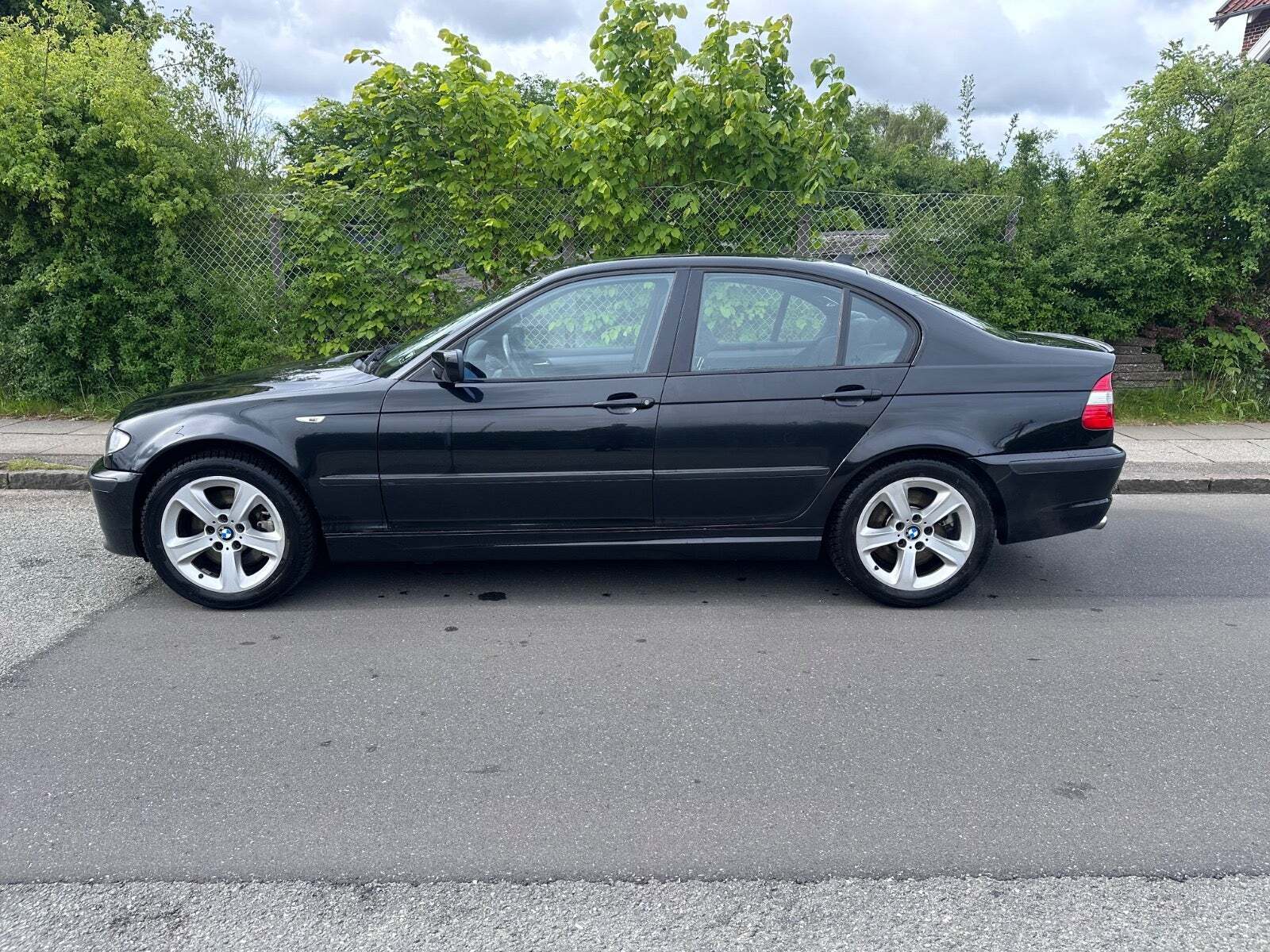 Grøn BMW 330i fra 2004