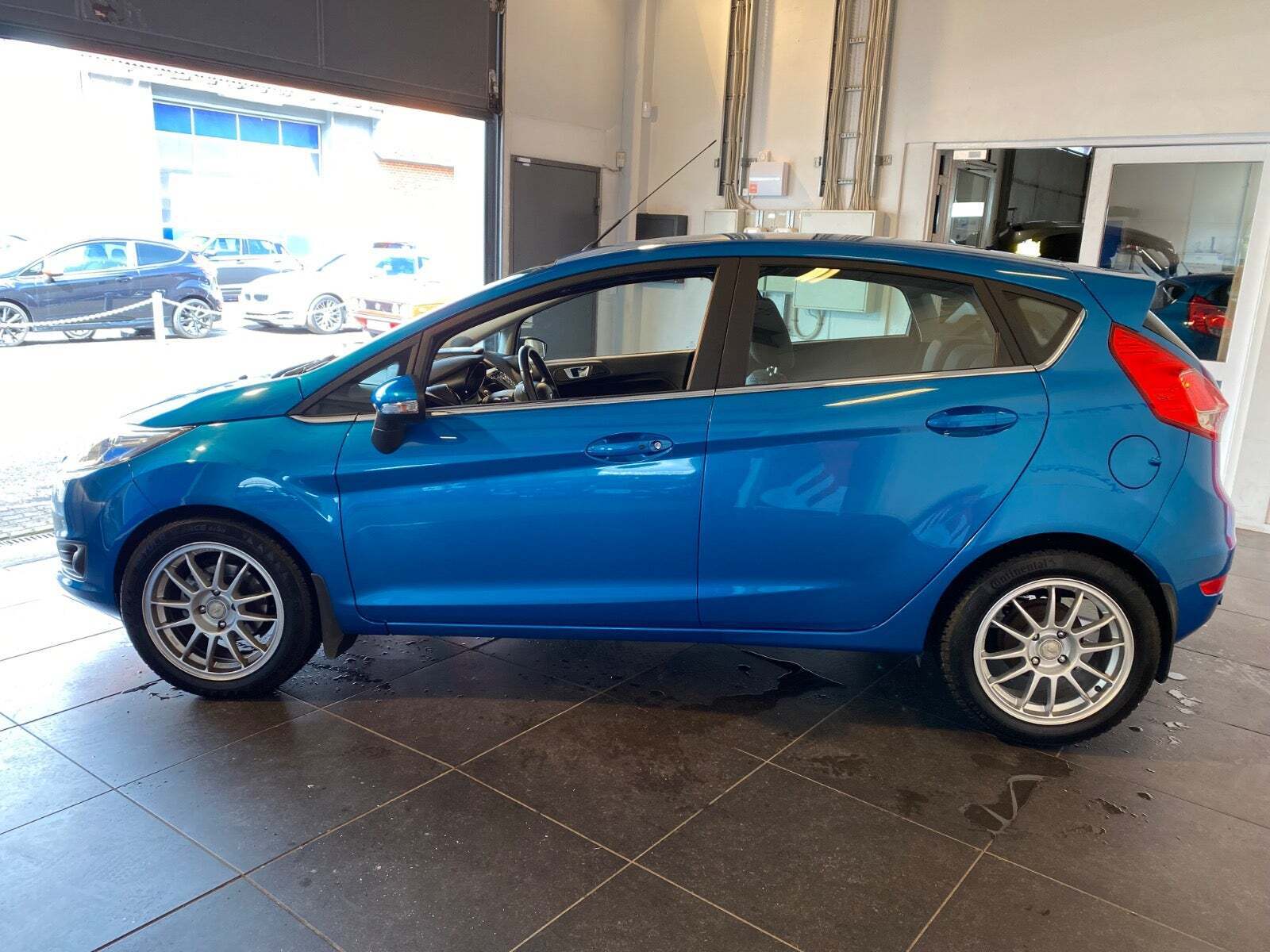 Blå Ford Fiesta fra 2015