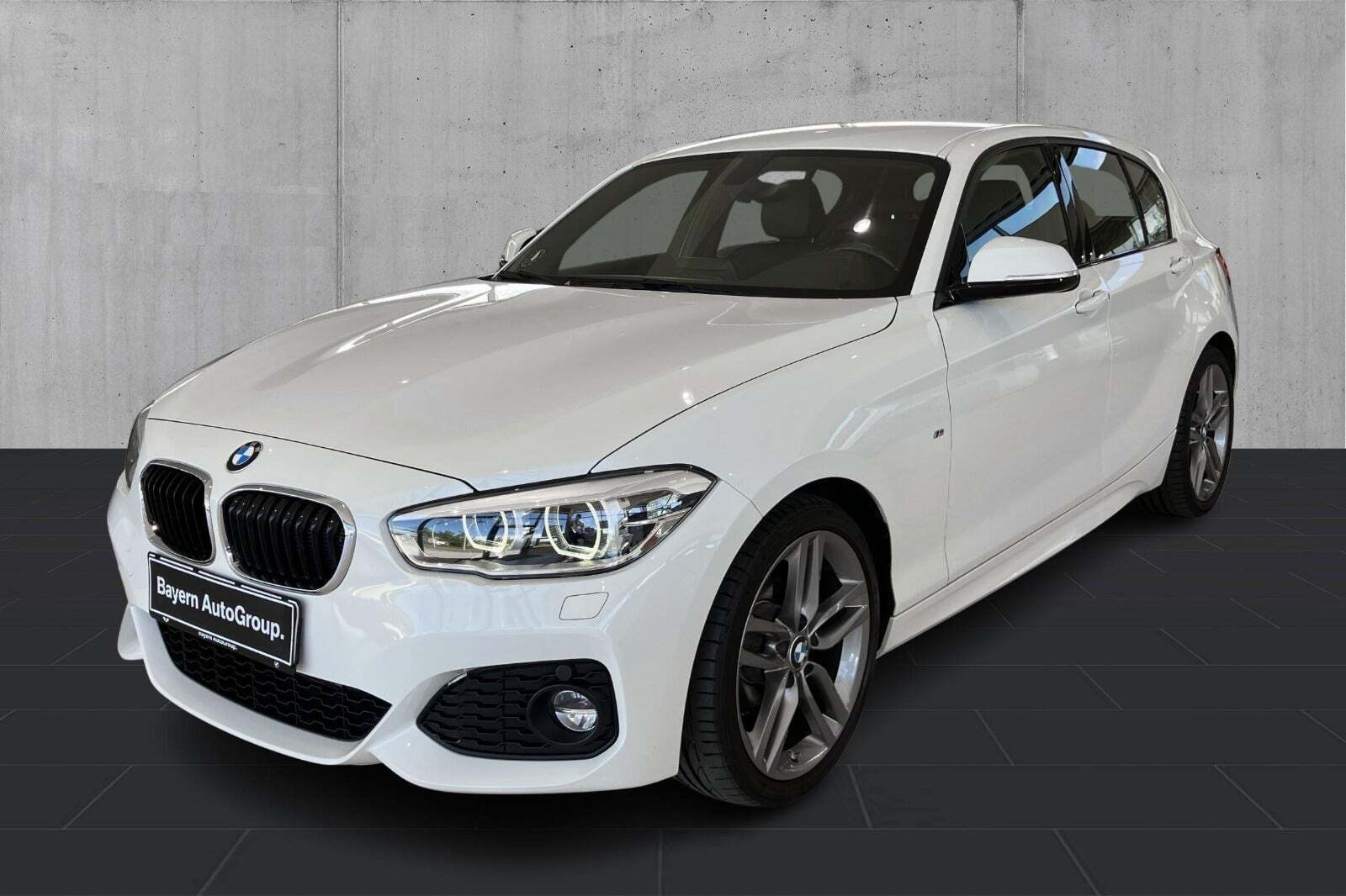 Hvid BMW 118d fra 2019 set udefra