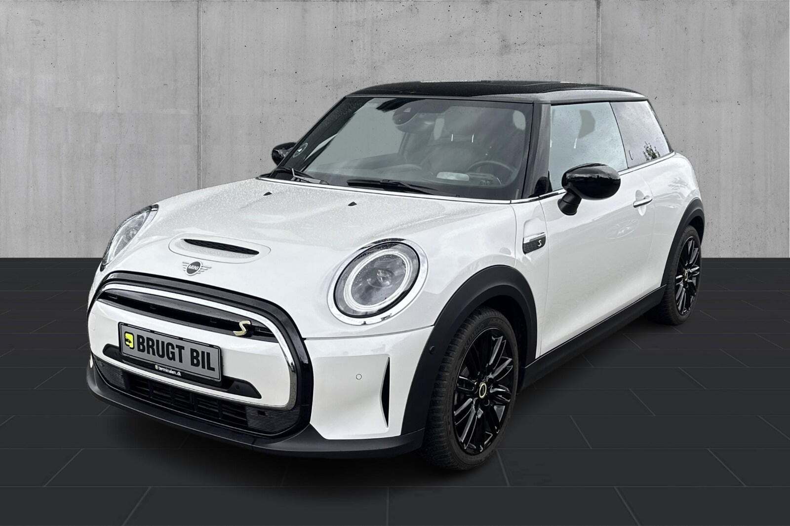 Hvid Mini Cooper SE fra 2023 set udefra