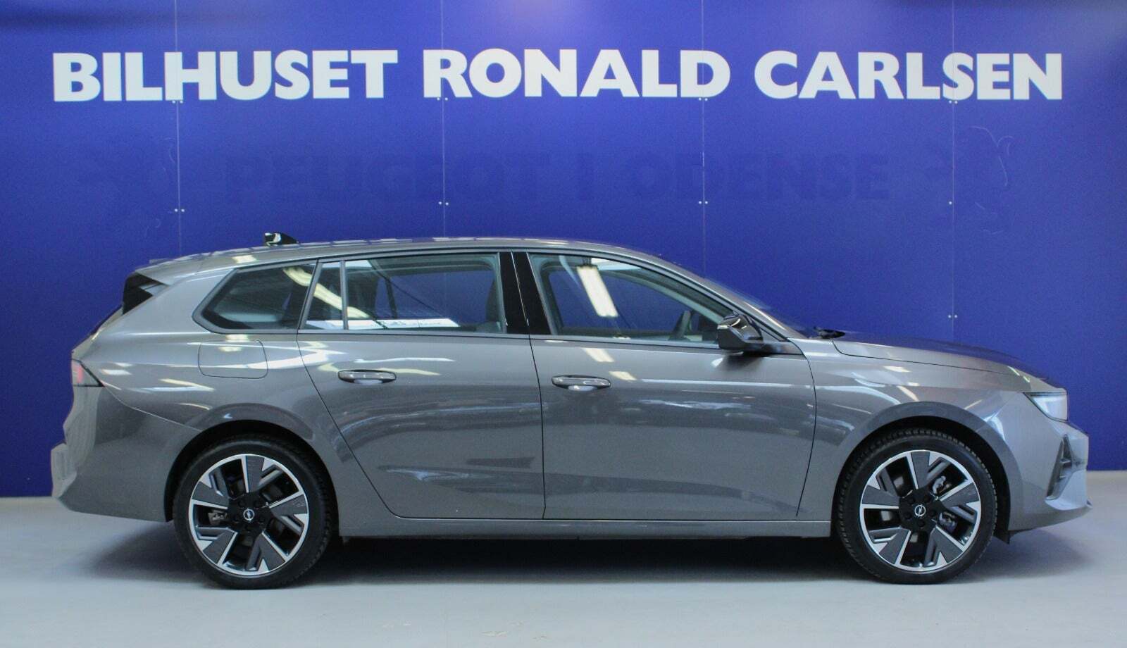 Grå Opel Astra-e fra 2024