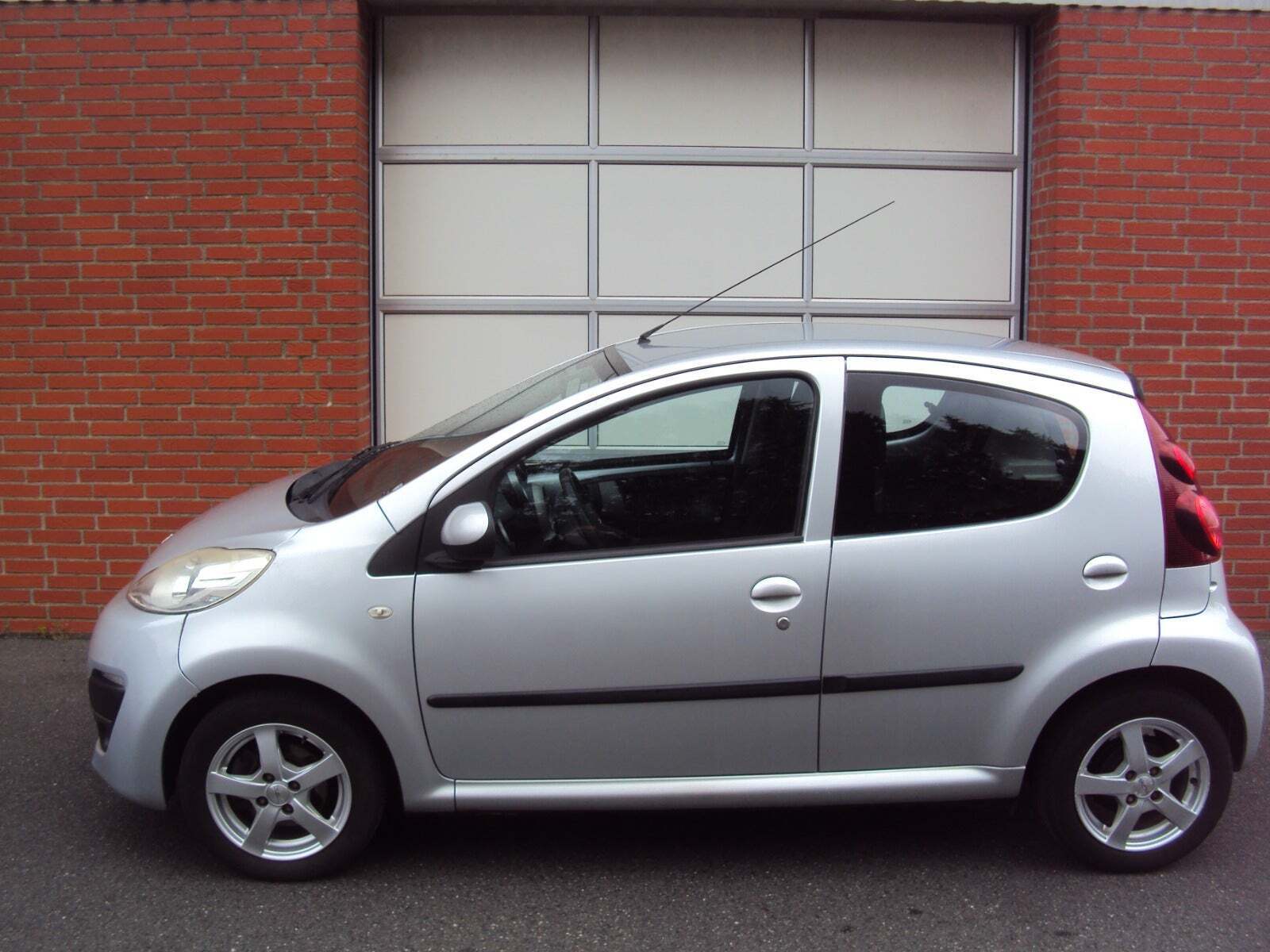 Sølv Peugeot 107 fra 2013