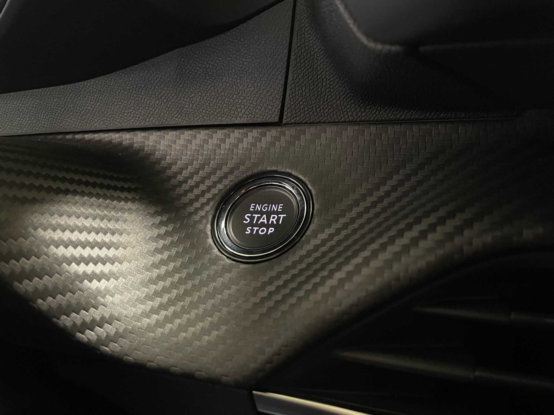 Gul Peugeot e-208 fra 2025