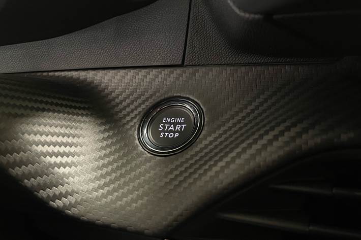 Gul Peugeot e-208 fra 2025