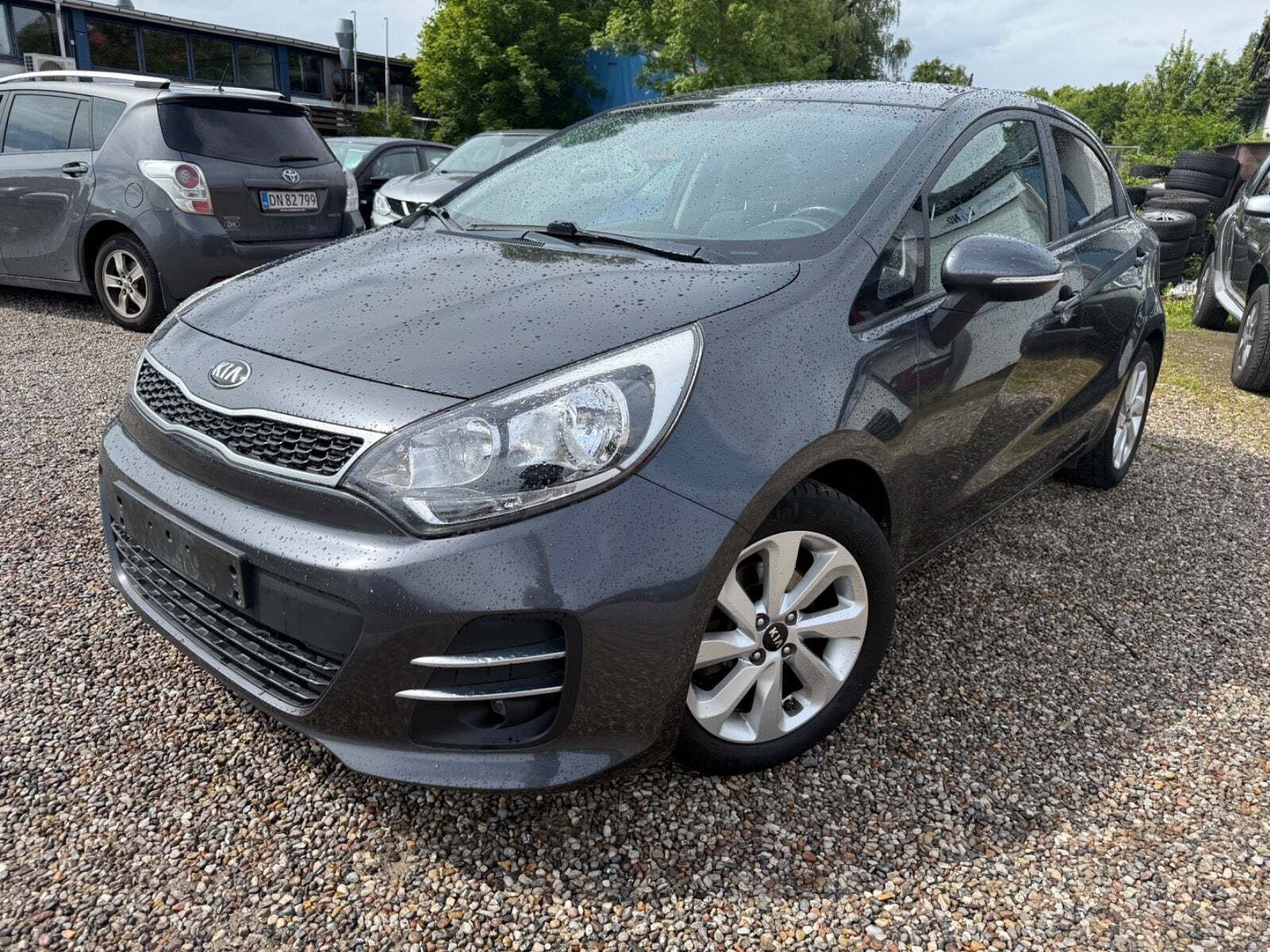 Grå Kia Rio fra 2015