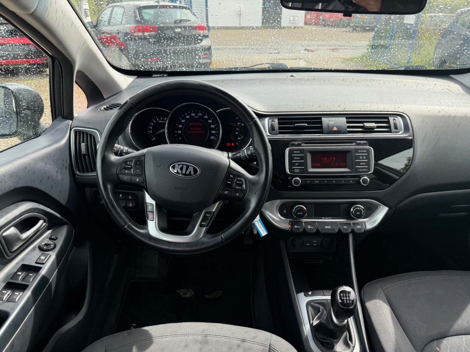 Grå Kia Rio fra 2015