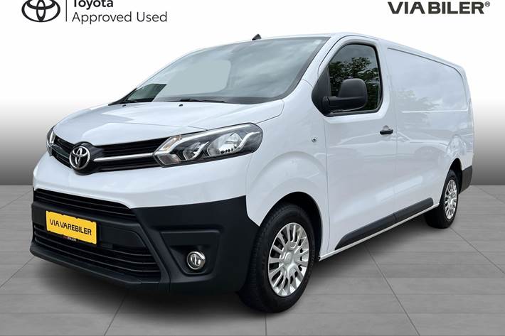 Hvid Toyota ProAce fra 2023 set udefra