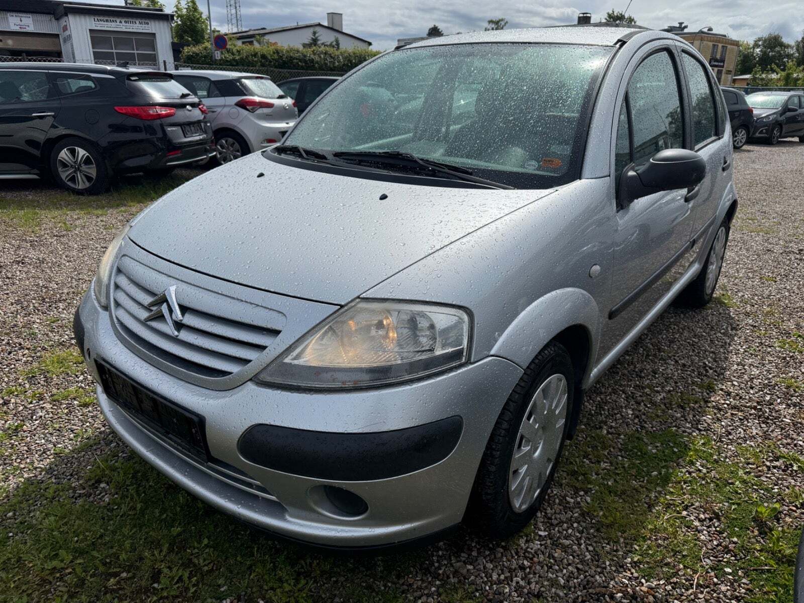 Grå Citroën C3 fra 2004 set udefra