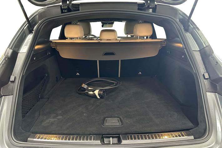 Grå Mercedes EQC400 fra 2022