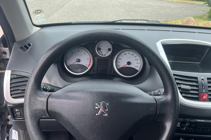Grå Peugeot 206+ fra 2012