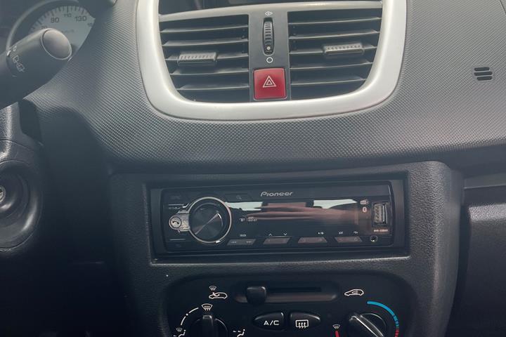 Grå Peugeot 206+ fra 2012