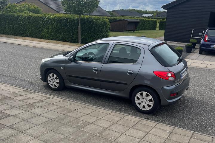 Grå Peugeot 206+ fra 2012