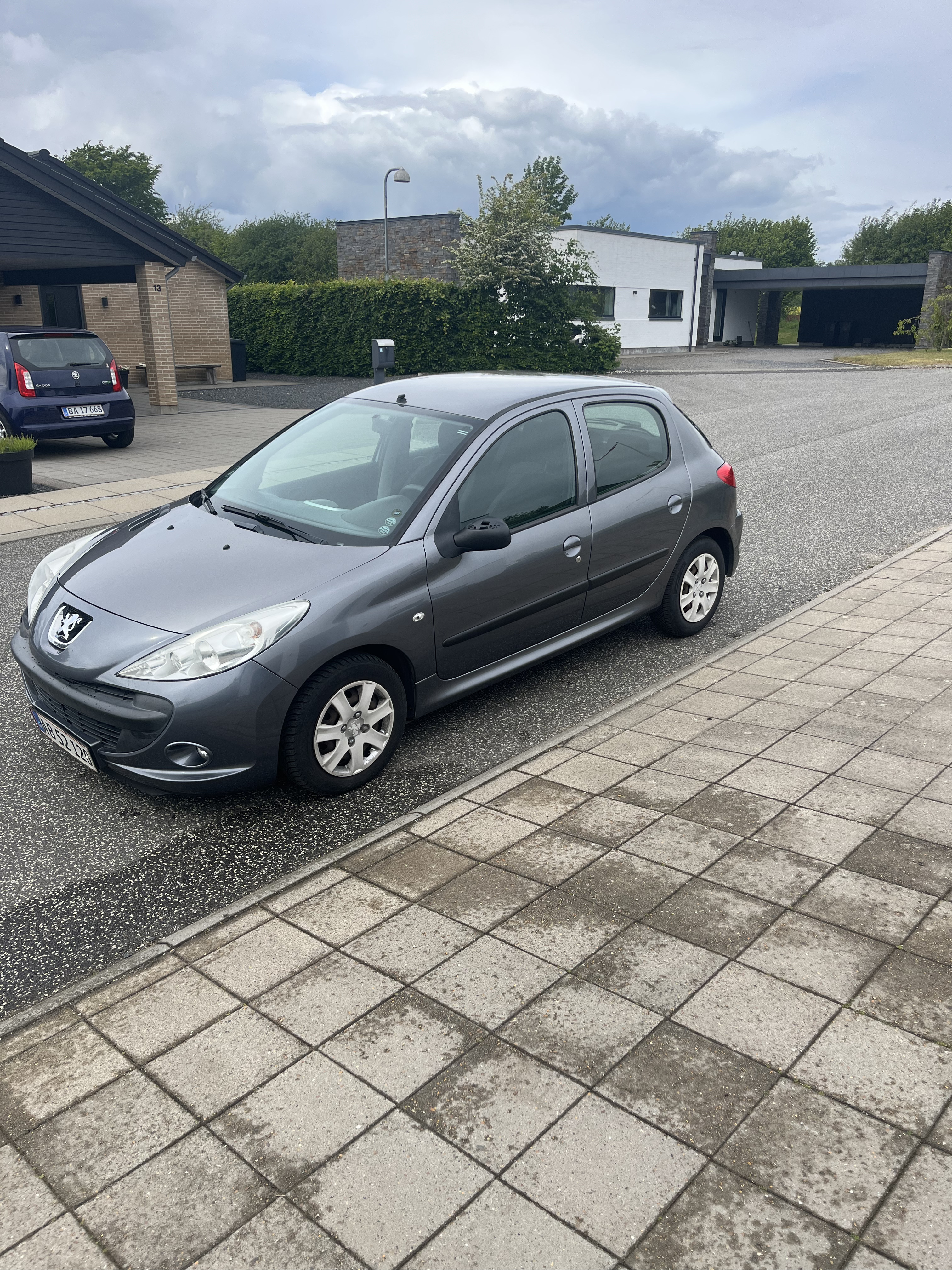Grå Peugeot 206+ fra 2012