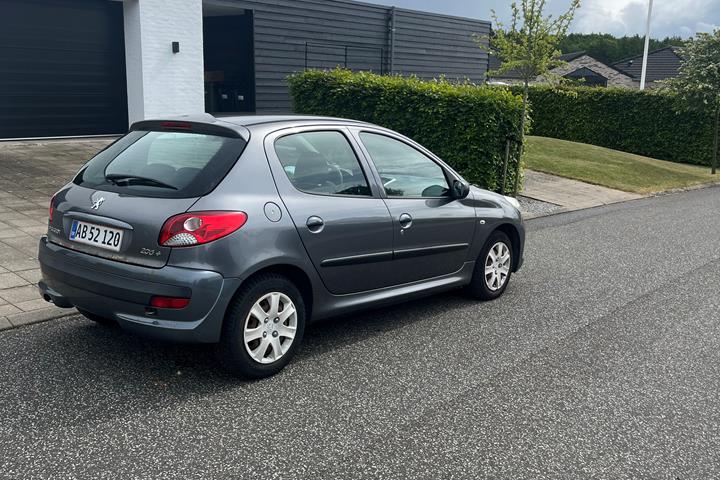 Grå Peugeot 206+ fra 2012