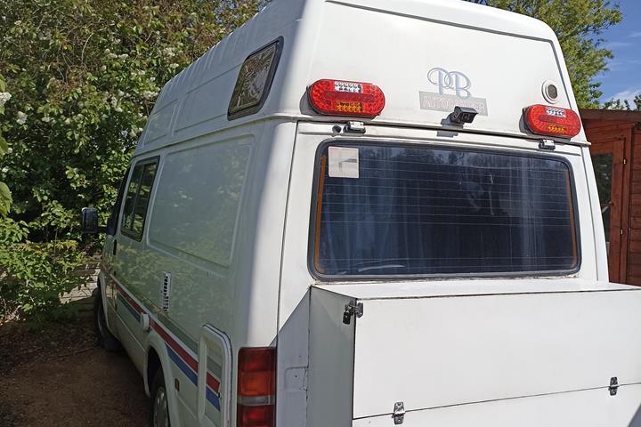 Hvid Ford Transit fra 1991
