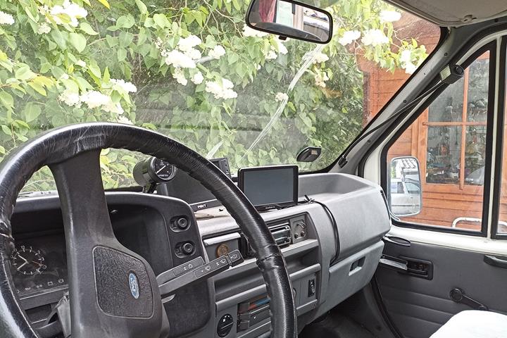Hvid Ford Transit fra 1991