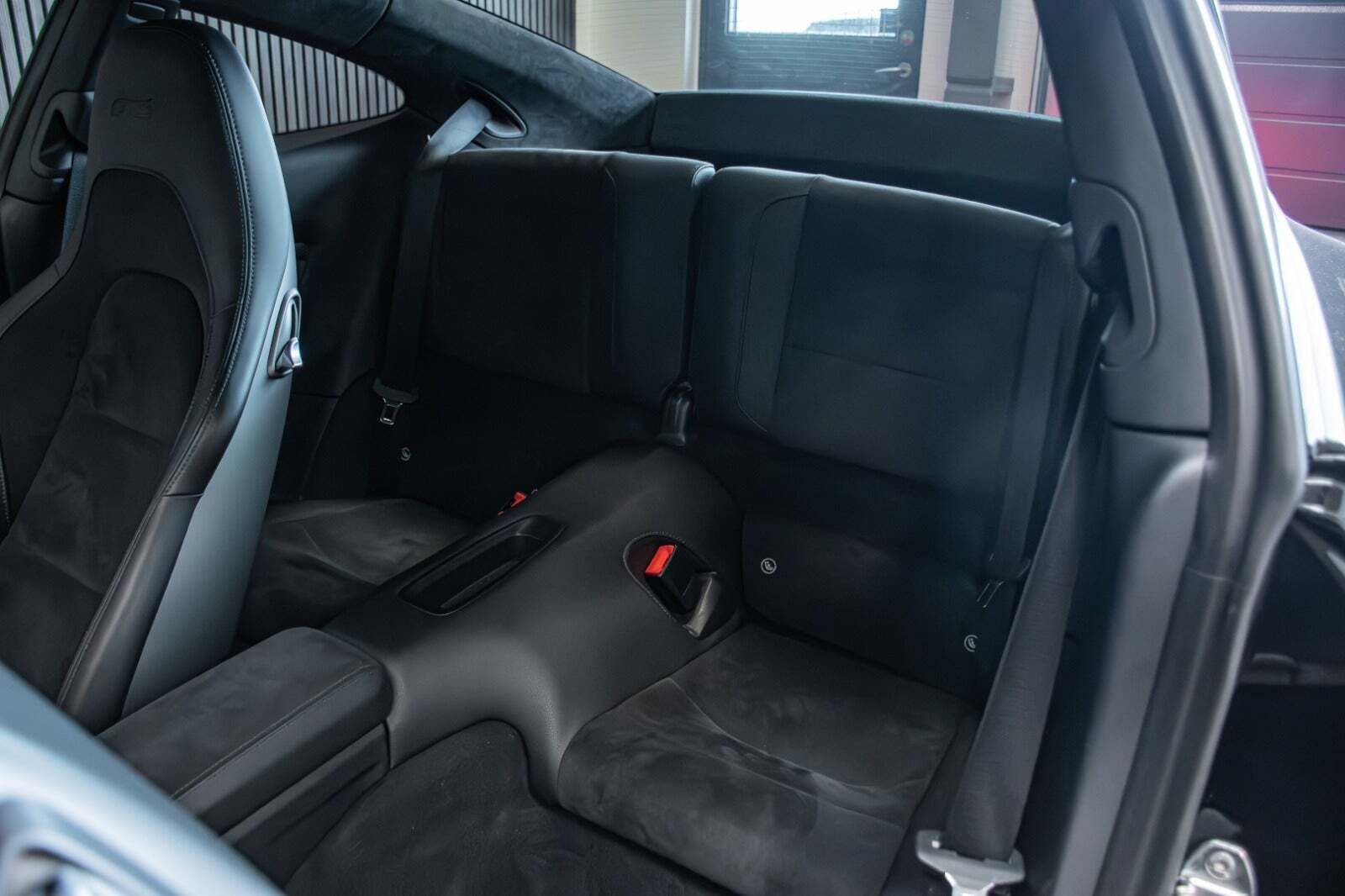 Sort Porsche 911 Carrera 4 GTS fra 2019