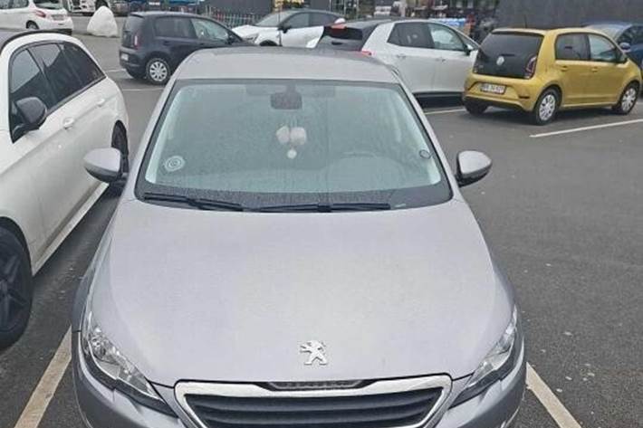 Grå Peugeot 308 fra 2015