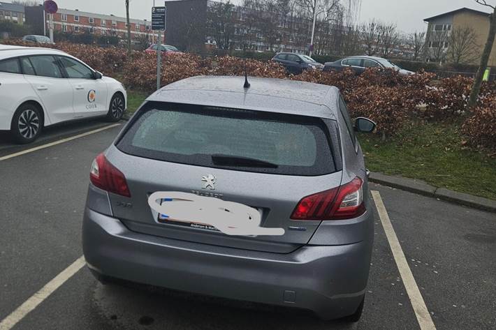 Grå Peugeot 308 fra 2015