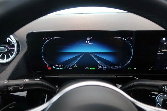 Hvid Mercedes EQA300 fra 2023 set indefra