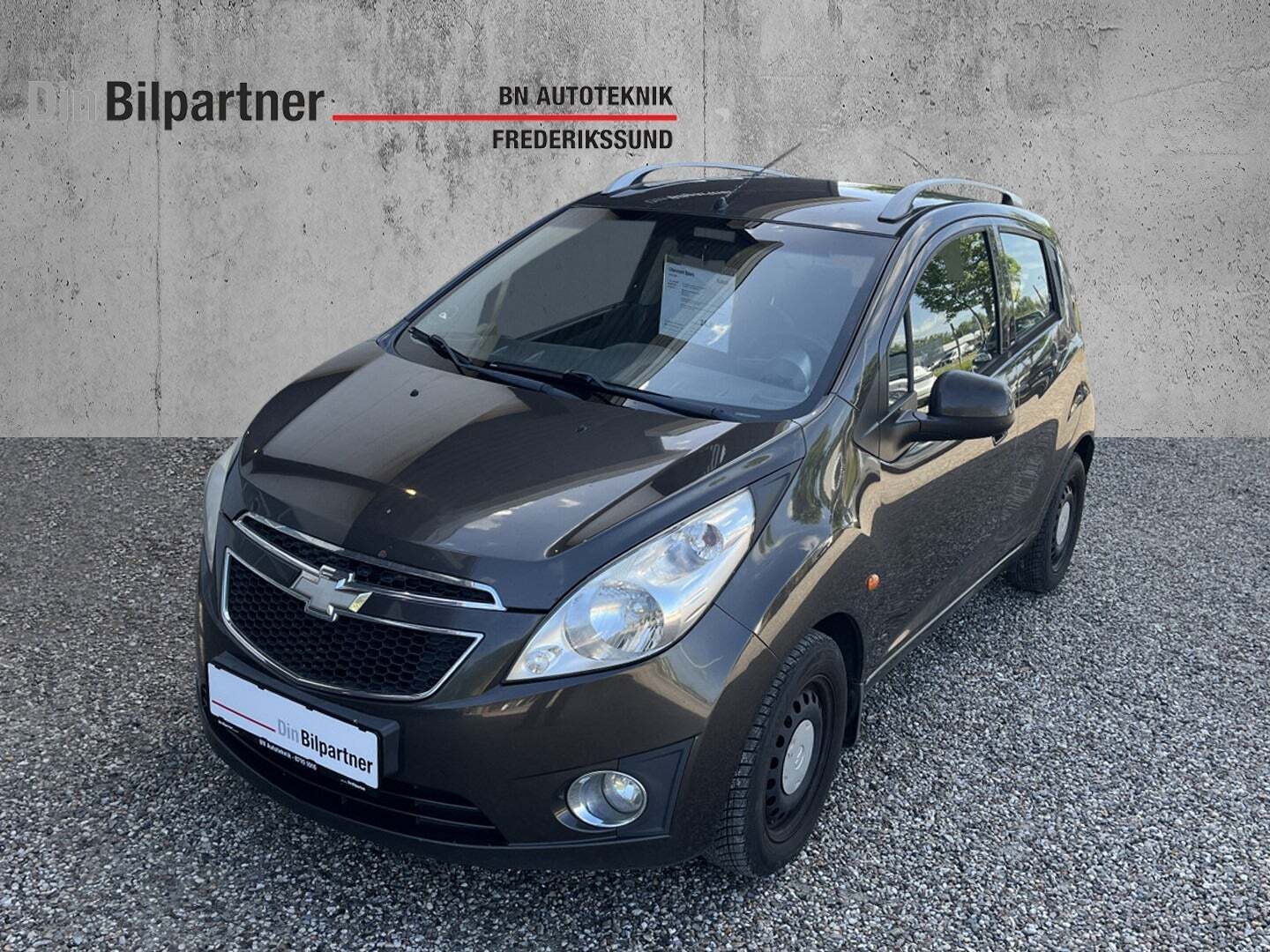 Brun Chevrolet Spark fra 2010 set udefra